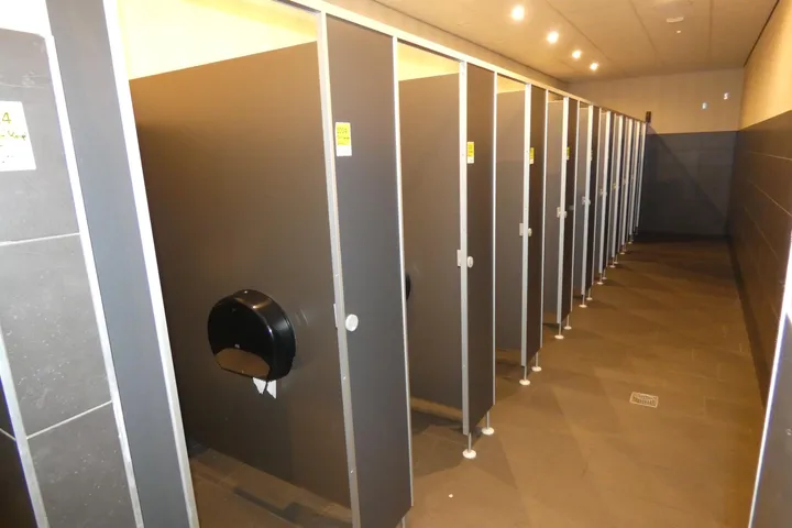 Komplete Kabinenanlage / WC (10 Kabinen) Maße in cm ca. 960